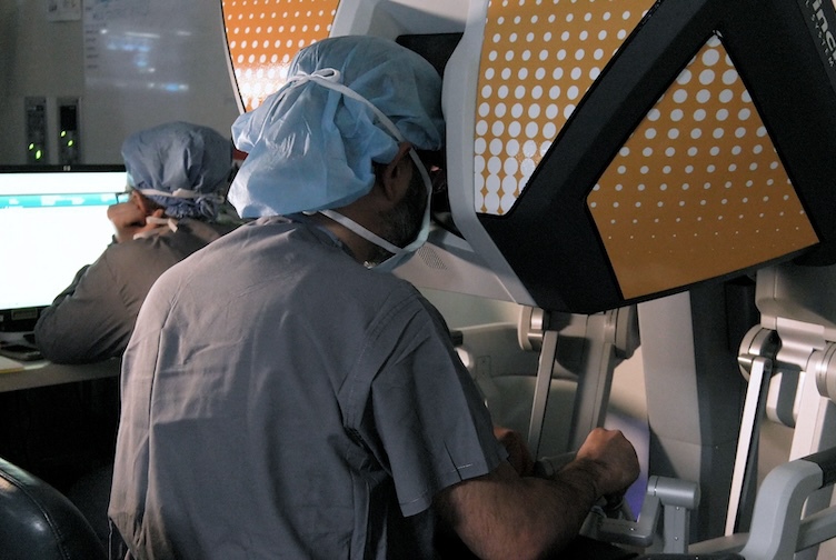Doctor uses robot for surgery