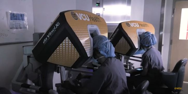 Surgery team using da Vinci robotic surgical system