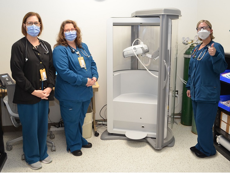 Teresa Tuck, Shelly Parham and Pamela Duncan standing beside a whole-body plethysmography machine