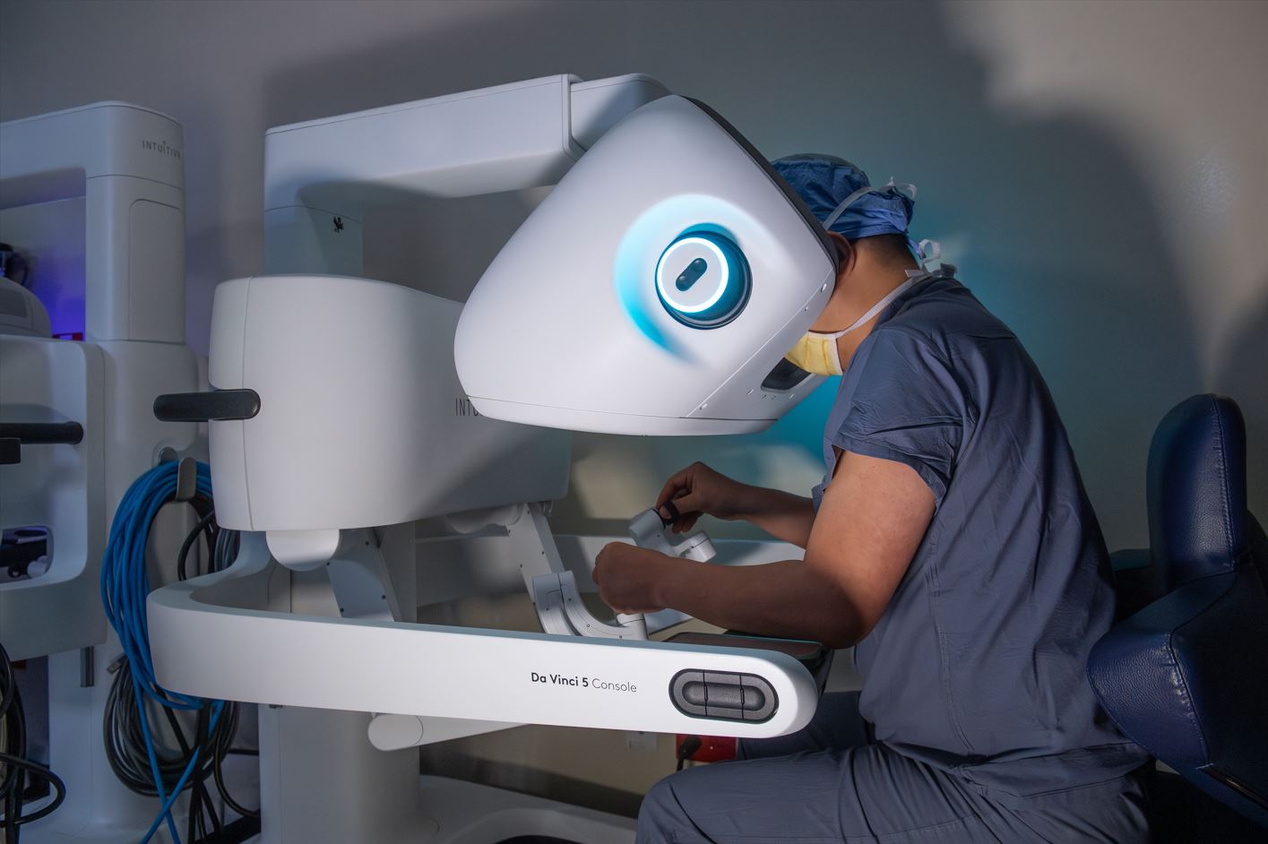 Surgeon using Da Vinci robotic surgical system
