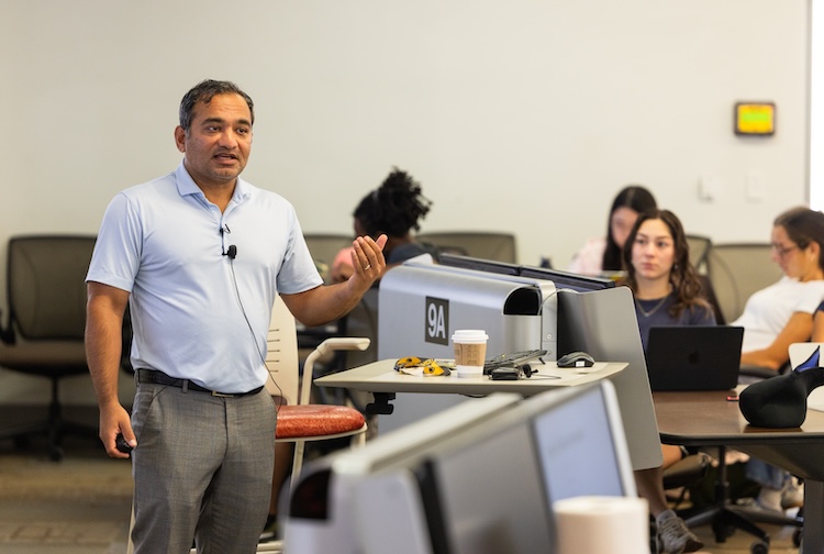 Dr. Shah speaks to a class of medical students about cardiac amyloidosis.
