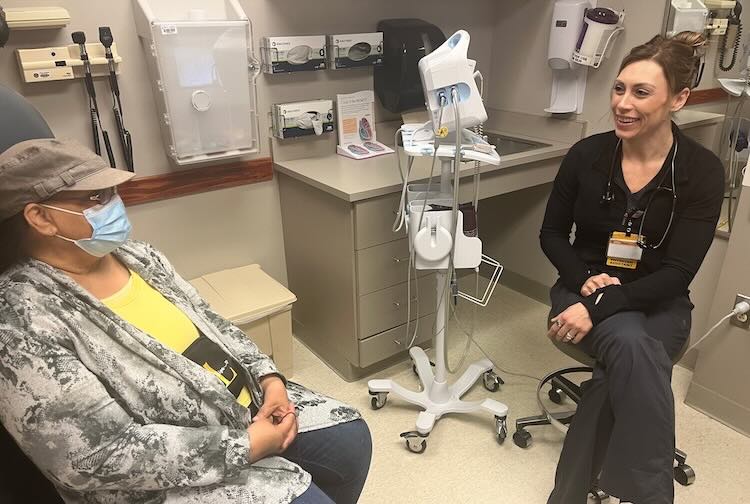 Vanderburg Hanners meets with a patient