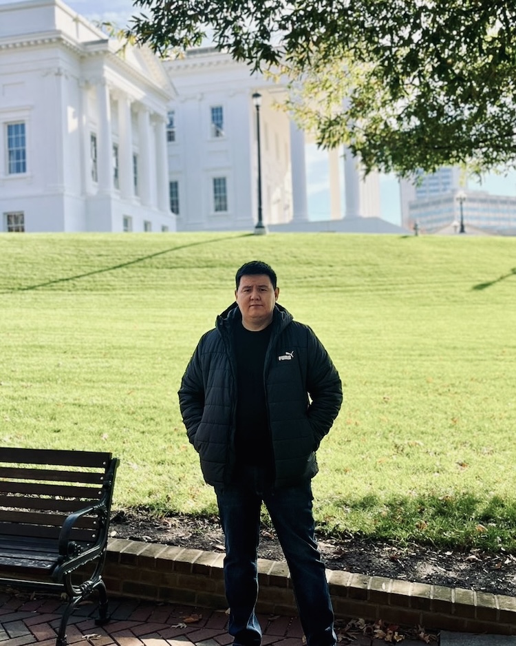 Man stands in front of Virginia General Assembly